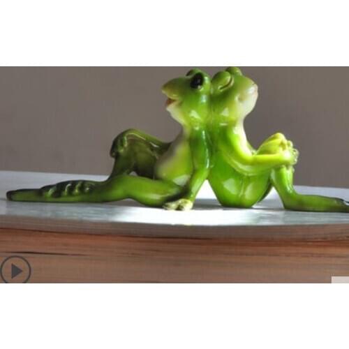 Creative home TV cabinet resin animal cartoon couples frog pieces of small pot bookshelf lovely home animal props
