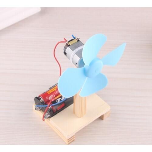 Manual assembly for small electric fan toy with and technological production and self-made simple and simple physical experiment