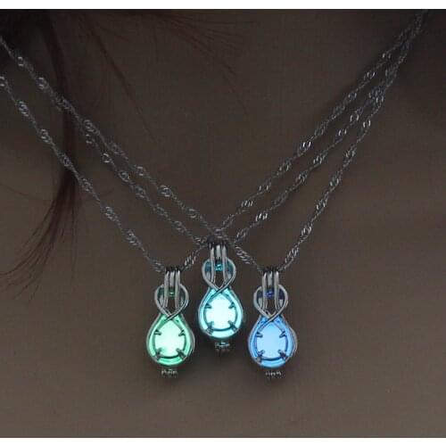 Glow in The Dark Necklace Jewelry with Silver Color Guitar Shaped Locket Luminous Stone Pendant Necklace for Unisex Gift
