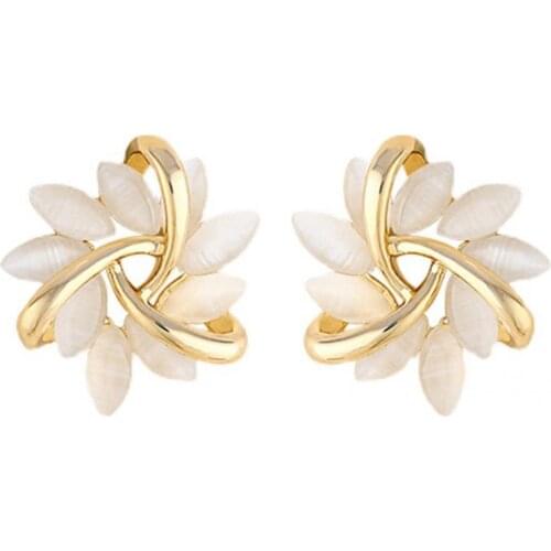Alloy 1 Pair Retro Flower Shape Elegant Stud Earrings Skin-friendly Elegant Earrings Flower Shape Classic Jewelry