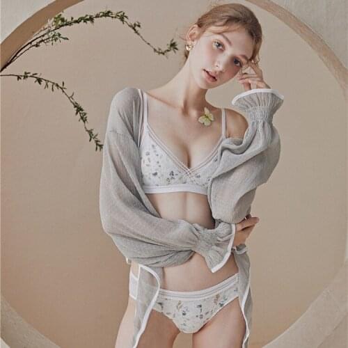 2020 NT20A0023 New Retro deep V-neck Floral Romantic French Triangle Cup Seamless and Comfortable Double Breasted Girl Bra Set