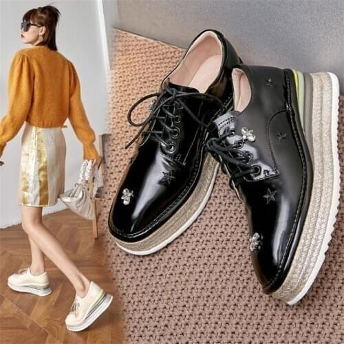 Spring Women Pumps Patent Leather Metal Decoration Embroidery Round Toe Platform Shoes Women British Retro Casual Shoes Loafers