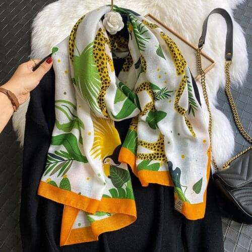 2020 summer new fashion ladies scarf animal print beach head scarf scarf shawl and ladies wrinkle Echarpe designer Pashmina head