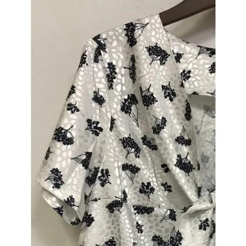 2020 Autumn and Winter New Commuter V-neck Lace-up Printed Womens Top