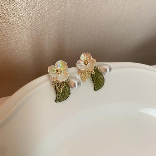 Minar Wonderful White Arcylic Flower Imitation Pearl Pendant Earring for Women Ladies Green Color Leaves Dangle Earrings Jewelry
