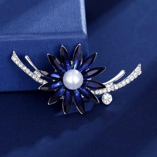 Hot sale Rhinestone pearl flower brooches for women Simple fashion design wedding jewelry pin and brooch jewelry Christmas gift