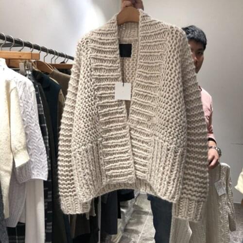 2020 autumn and winter new womens Korean loose net red design sense thick line sweater knitted cardigan womens jacket