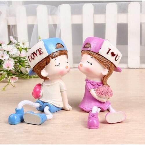 Simple and modern creative kiss couple hanging feet doll resin birthday gift living room bedroom home decoration