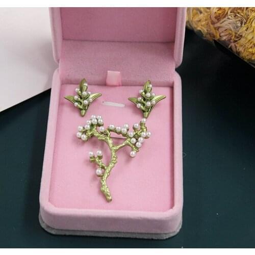 New Vintage Wintersweet Pearl Paint Plant Forest Elegant Temperament Simple Brooch Womens Clothing Accessories xz0542