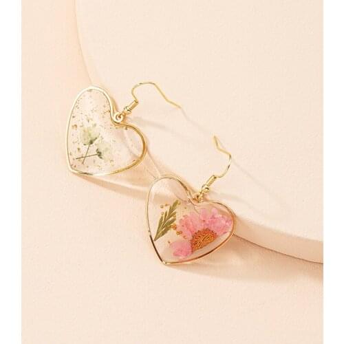 New Fashion 1 Pairs Heart Earrings Epoxy White Beautiful Dried Flowers Gold Plated Suitable for Girls Or Ladies Gifts