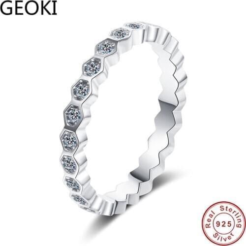 Geoki New Arrival Passed Diamond Test Total 0.2 CT Round Moissanite Ring 925 Sterling Silver Micro Diamond Cocktail Rings Gift