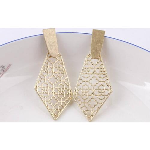 ZWPON New Hollow Quadrifoglio Motif Petal Shape Statement Earrings 2019 Fashion Women Designer KS Arrow Earrings Wholesale