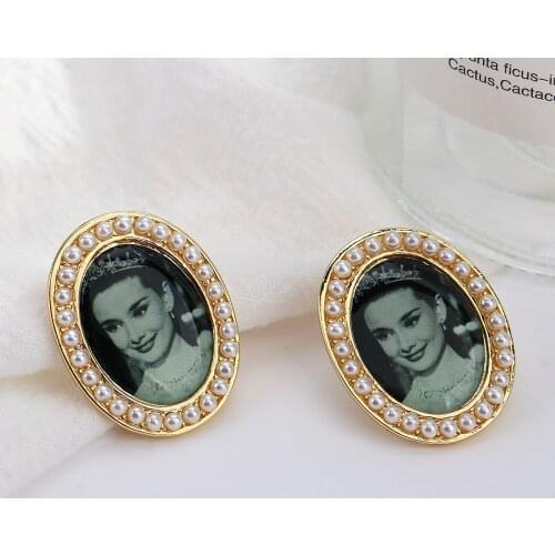 AMORCOME Vintage Audrey Hepburn Portrait Stud Earrings for Women Elegant Pearls Gold Color Metal Geometric Oval Earrings Jewelry