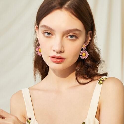 Carvejewl colorful daisy flower earrings sprayed coating white yellow green pink color charms drop dangle earring for girl gift