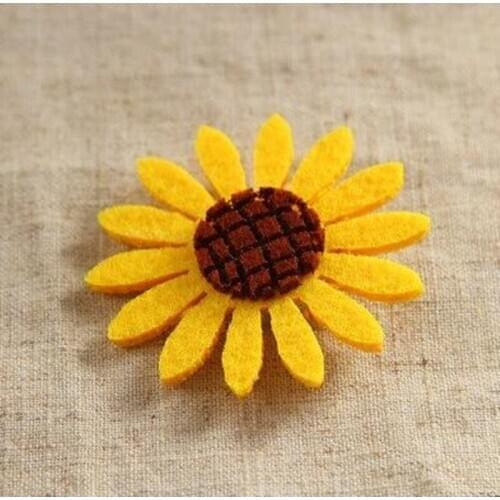 Hot Fashion new multi - color sunflower girls brooch women badge accessories 2020 factory direct Gift Wholesale