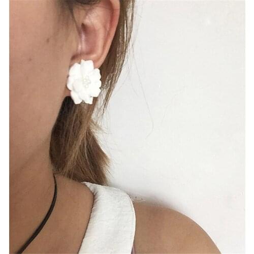 2021 Womens Earrings Fashion White Flower Pearl Stud Earrings For Women Cute Earrings Jewelry Accessories Boucle d'oreille Gift
