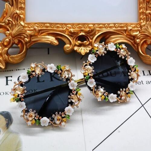 MONIQUE Sunglasses Women Brand Designer Baroque Sunglasses Hollow metal carving Fashion Accessories Ladies Vintage Shade UV400