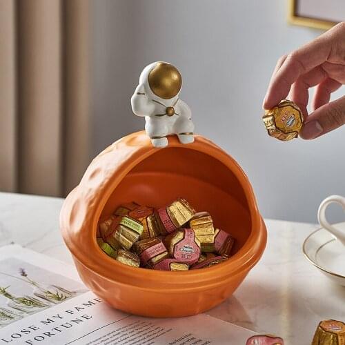 Modern Resin Ashtray Storage Astronaut Ash Tray Gadgets Weed Cute Gift For Boyfriend Smoking Home Decoration Desk Accessories