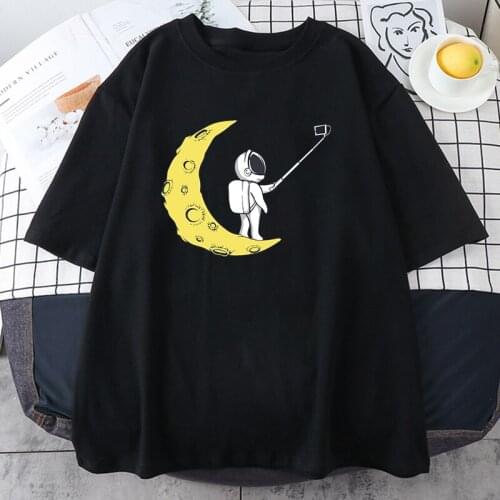 Astronaut Taking Selfie Moon Womens T-Shirt Hip Hop Casual Tshirts 2021 Harajuku Trendy T Shirts Summer Black Tees Women 2021