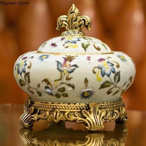 European Style Light Luxury Ceramic Ashtray Coffee Table Handicraft Decoration Anti Fly Ash Storage Box Retro Home Decoration