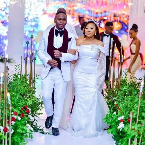 Three Pieces White Wedding Suits Red Velvet Lapel One Button Groomsmen Tuxedos Slim Fit Best Man Jacket and Pants