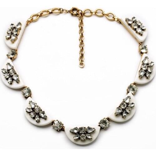 Bulk Price Canada New Trendy Office Lady Elegant Shiny Gold Color White Plant Simicircle Choker Necklace