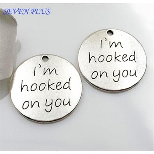 High Quality 10 Pieces/Lot Diameter 23mm I'm Hooked On You Letter Printed Round Message Charms For Lovers