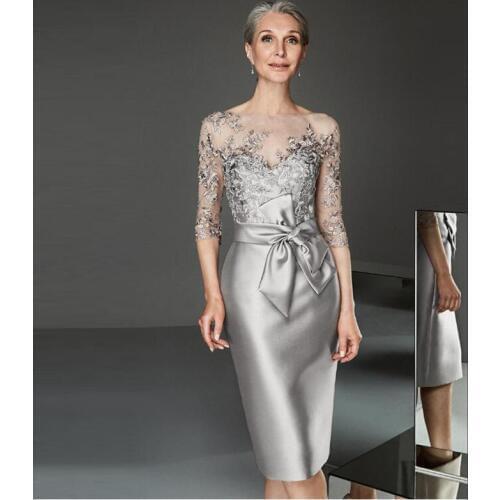 2021 Gorgeous Silver Short Knee Length Lace Mother of the Bride Dresses Three Quarter Sleeves Wedding Party Gowns Boat Neck