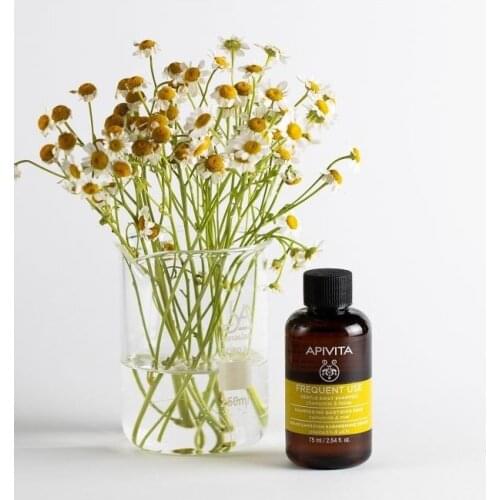 APIVITA - CHAMPÚ DE USO DIARIO CON CAMOMILA ALEMANA Y MIEL (75 ML) FORMATO VIAJE