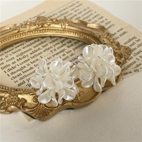 AOMU Korean Sweet Transparent Resin White Flower Big Stud Earrings For Women Fashion Vintage Simple Oorbellen Bijoux Party Gifts
