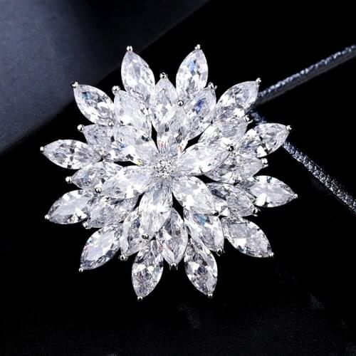 2020 New Simple Snowflake Cubic Zirconia Brooches for Women Floral Pin Brooch Sweater Coat Jewelry Accessories Christmas broche