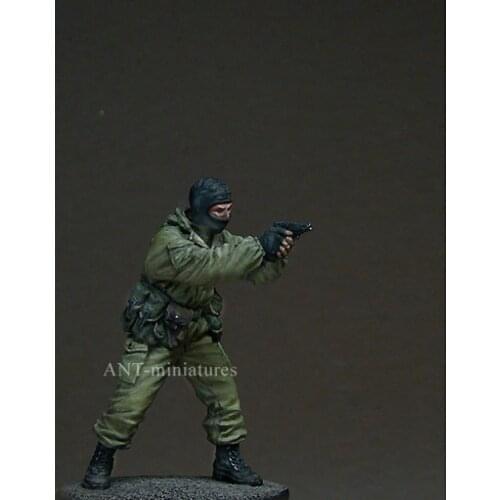 1/35 A policeman holding a gun Modern soldier Resin Figure soldiers GK Uncoated No colour
