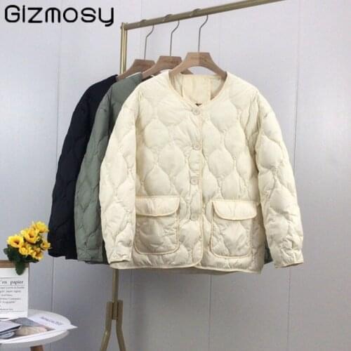 Gizmosy Women Light Down Jacket Simple Casual Loose Outwear with Big Pockets O-Neck Collar New 2021 Winter Warm Coat Outwear