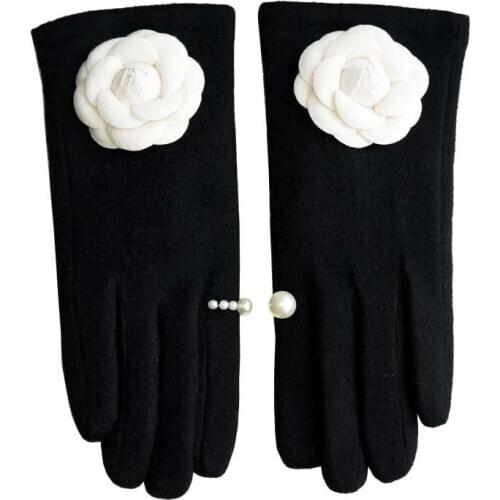 Fashion Winter White Camellia Gloves Women Pearl Cashmere Touch Screen Keep Warm Full Finger Gloves New Korea Outdoor