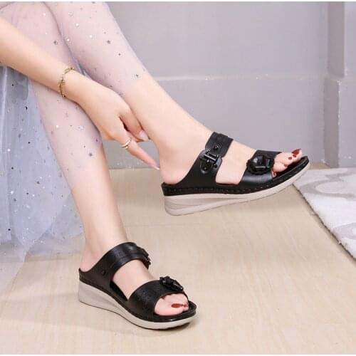 In the summer of 2021, beach shoes, flat-heeled casual shoes, mothers sandals and slippers, and non-slip womens sandals