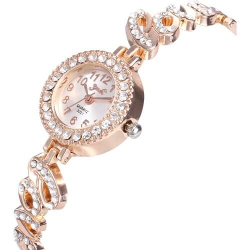 Fashion Women Watch Round Dial Alloy Strap English Letter Love Quartz Analog Wrist Watch Ladies Dress Watches Gift Luxury