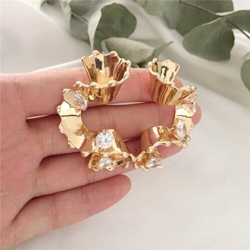 Luxury Gold Color Plating Twist Curved Big Stud Earrings with ZIRCON Decorated Elegant Office Gift Jewelry Accessory