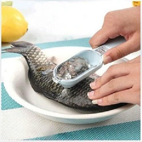 2 In 1 Plastic Fishing Scale Brush Built-in Fish Cutter Fish Skin Brush Scraping Fast Remove Fish Knife Cleaning Scaler Scraper
