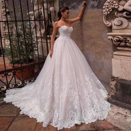 Charming Ball Gown Wedding Dress 2021 Lace Appliques Sweep Train Sleeveless Sweetheart Tulle Bridal Gowns