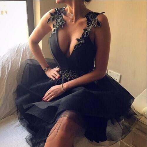 Fast Delivery Little Black Cocktail Tiered Short Homecoming Dresses V Neck Backless Graduation Dress Lace Appliqued A Line