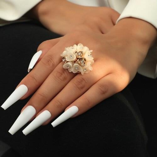 2021 New White Acrylic Crystal Flower Vintage Gold Metal Elegant Simple Opening Rings for Women Adjustable Jewelry Party Gifts