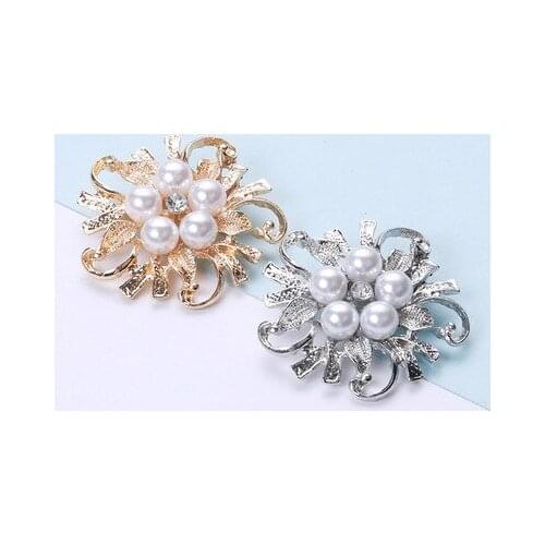 Sweater Brooch Female Snowflake Pearl Lady Small Collar Pin Buckle Female Student Clothes Corsage Jewelry