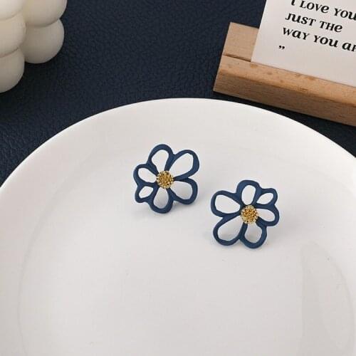 U-Magical Temperament Blue Hollow Out Flower Dangle Earrings for Women Summer Sweet Spray Metallic Earrings Jewelry Pendientes