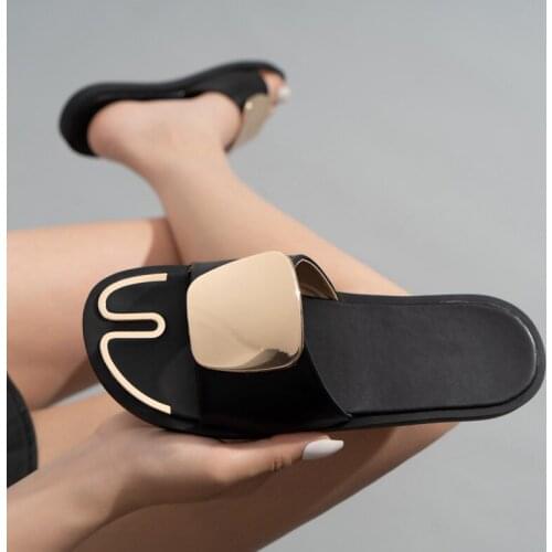 2021 Summer Slipper Hot Sale Metal Letter Buckle Flat Heel Sippers Women Outer Open Toe New Fashion Sexy Female Slides