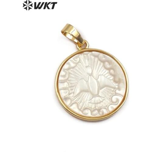 WT-JP091 Natural Pearl Shell Pendant Round Shape Gold Pendant With Bird Pattern In White Black Color Dainty Carved Shell Jewelry