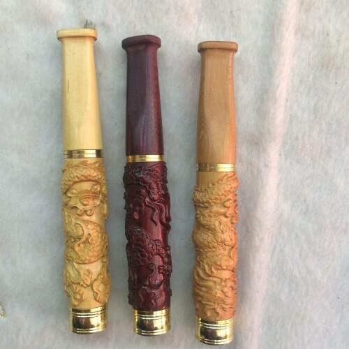 Chino tallado de madera natural moler madera arenosa anaglifo dragón estatua titular de cigarrillo y pipa en la boca