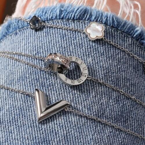 2021 New Luxury Stainless Steel Bracelet For Women Gold Silver Bracelets on Hand Roman Numeral V Shape Flower Chain Jewelry Gift