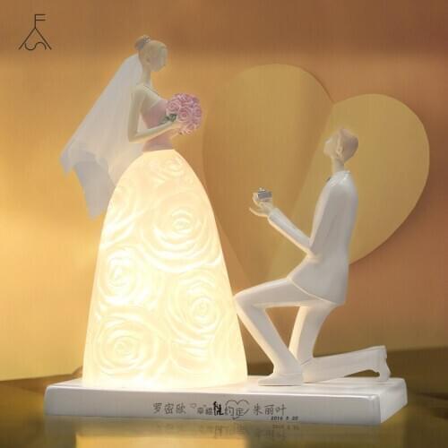 Fashion Propose Marriage Person Statue Wedding Gift Princess Court Royal Led Lamp Resin Decoration Table Lamps for Bed Room