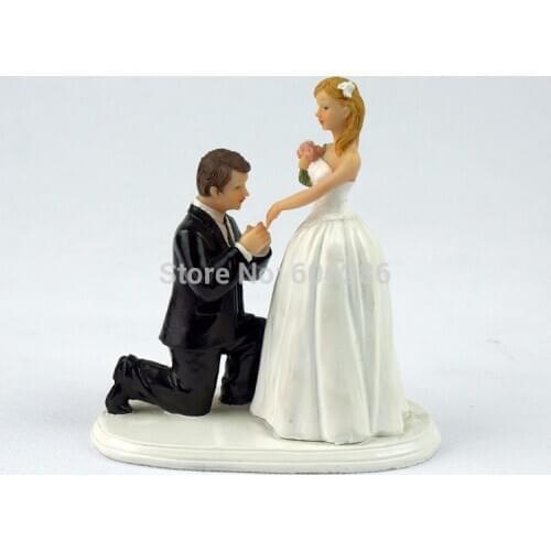 Wholesale 20pcs/LOT Resin Groom kneel for proposal to Bride Figurine for Wedding Favors Supplies Resin Cake Topper