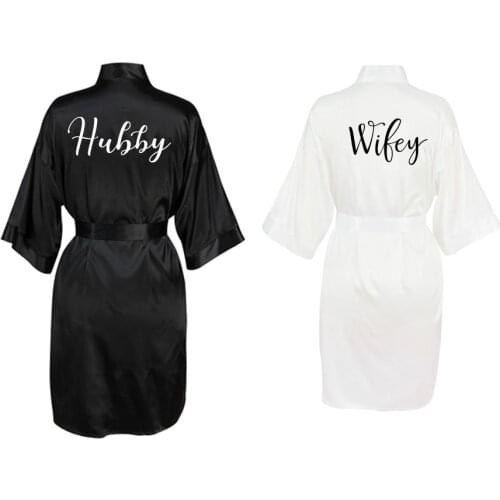 2pcs Hubby Wifey Wedding Bath Robes Unique Letter Print Couples Robes Bride Groom Wedding Gifts Satin Personalized Home Bathrobe